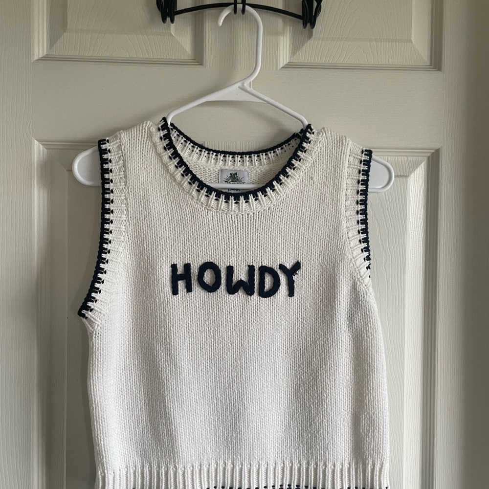 White Sleeveless Sweater with 'Howdy' Texte
